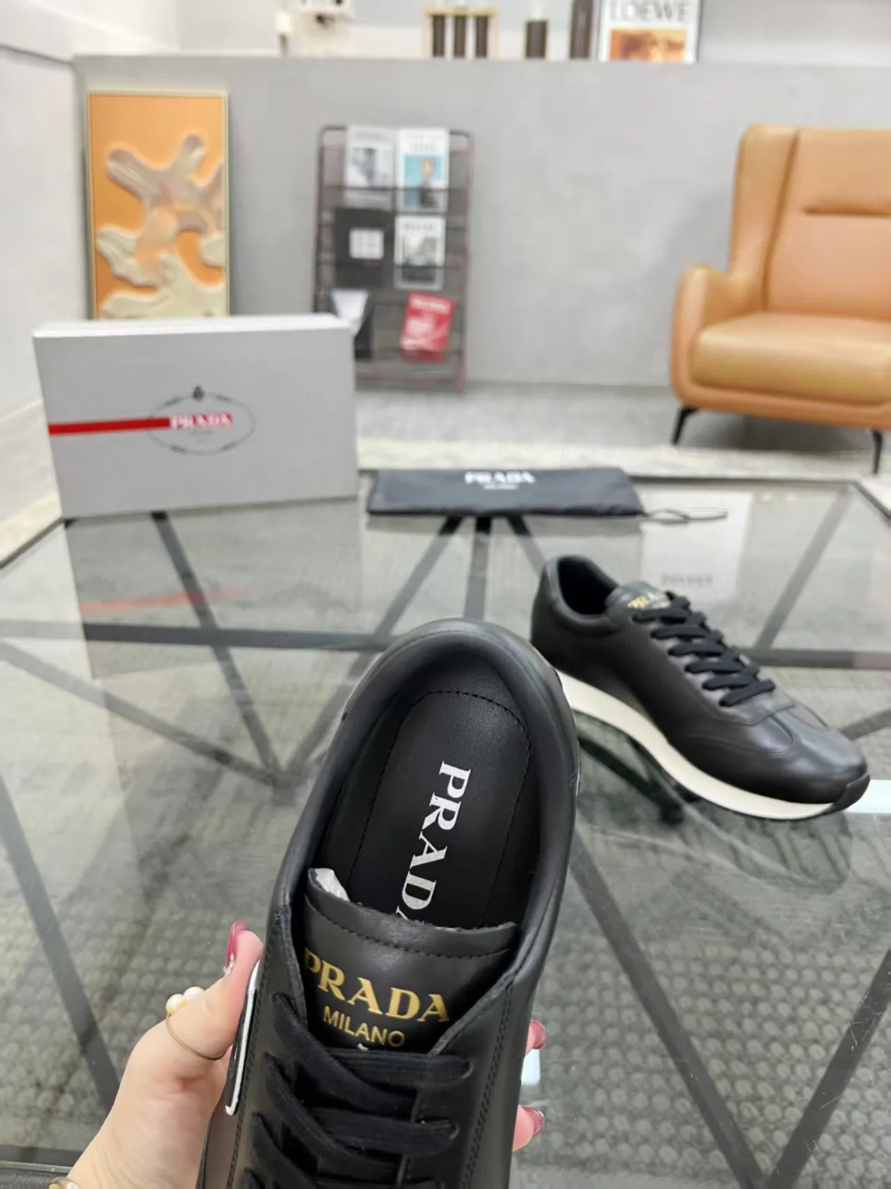 Factory price: 400💰Prada new men's leather sports shoes, the highest version on the market, any comparison is welcome🆚! The original leather has excellent texture and is super high-end! Fetal sheep net lining imported from Italy, removable pad! Luxurious materials and fine workmanship, highly recommended! Code number: 38-44, customized 45